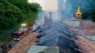 Bioglio, coppia salvata da un incendio nel Biellese